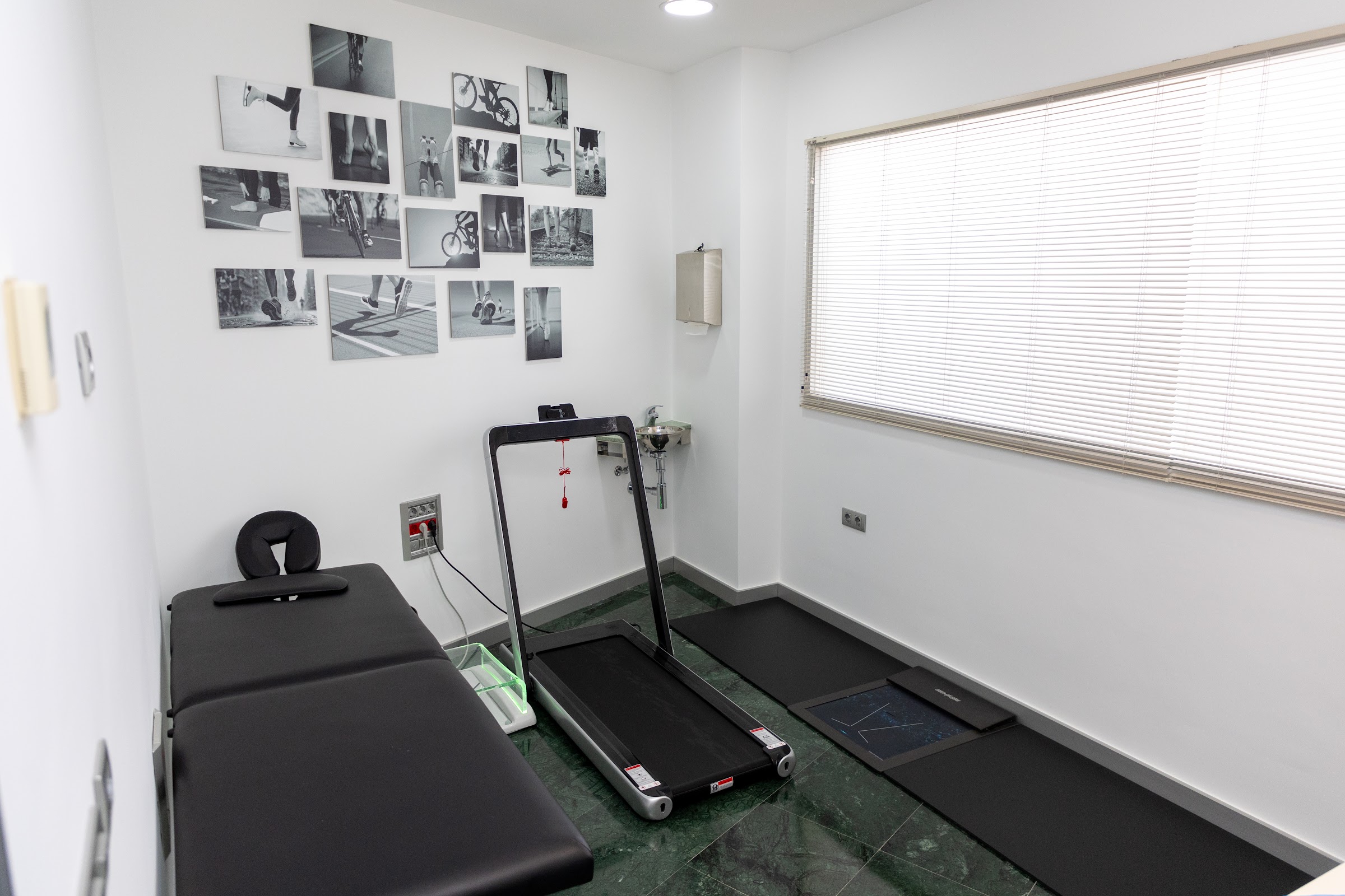 Sala de análisis biomecánico con cinta de marcha y plataforma de presiones