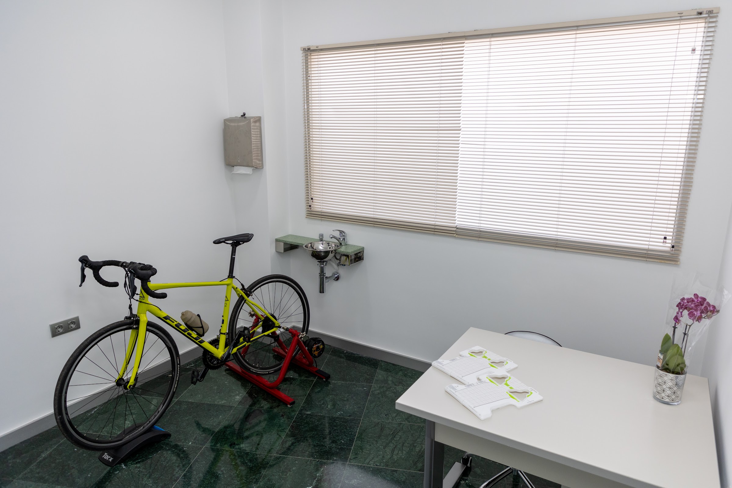 Sala de análisis del pedaleo con bicicleta y rodillo