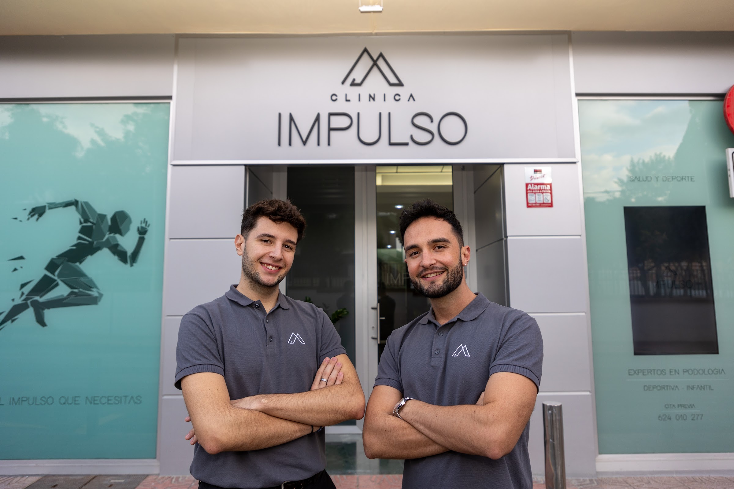 Equipo de podólogos de Clínica Impulso en la entrada de la clínica