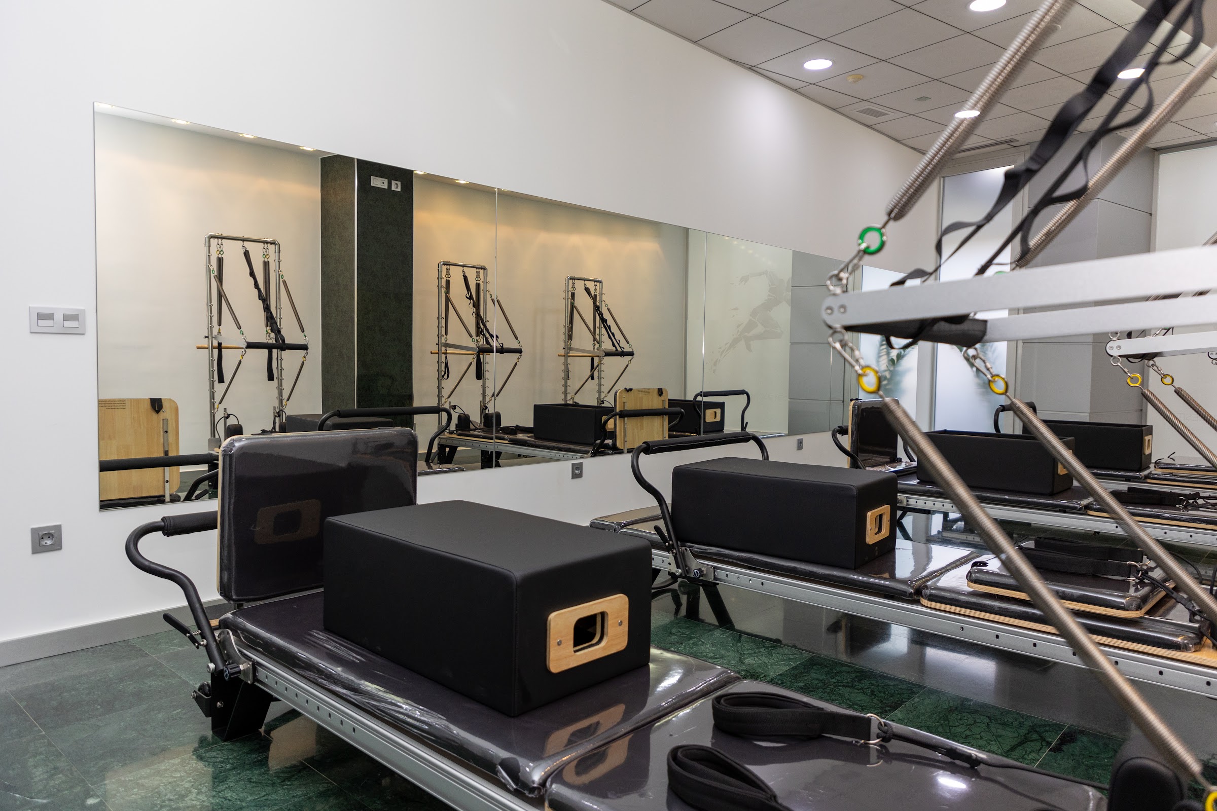 Estudio de Pilates con máquina reformer