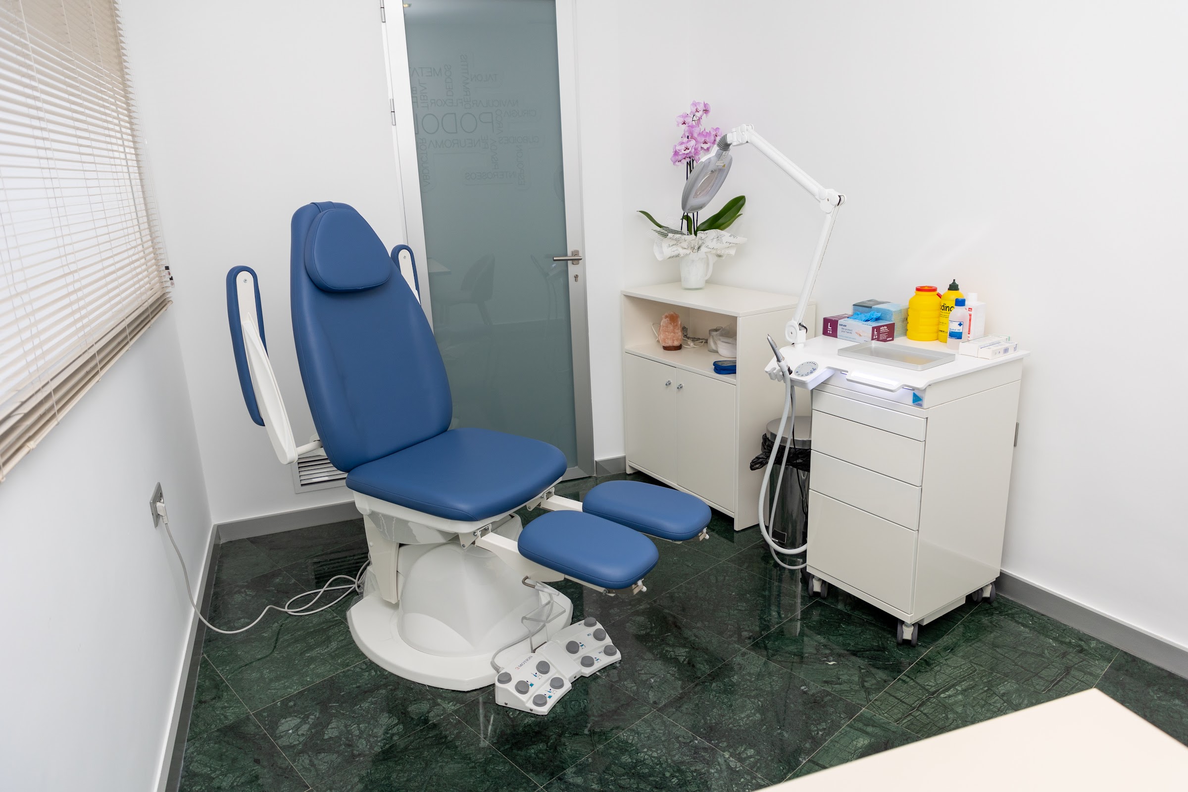 Sala de podología con sillón clínico