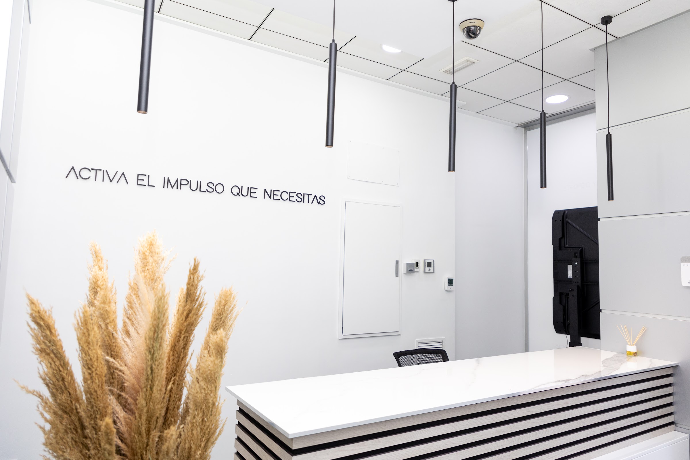 Recepción de Clínica Impulso con el lema Activa el impulso que necesitas
